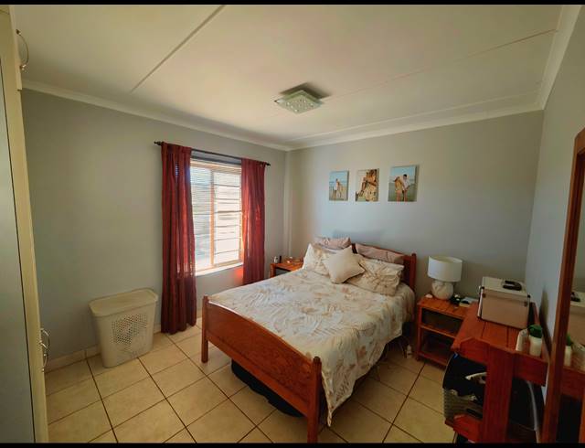 2 BEDROOM TOWNHOUSE FOR SALE IN JEFFREYS BAY CENTRAL